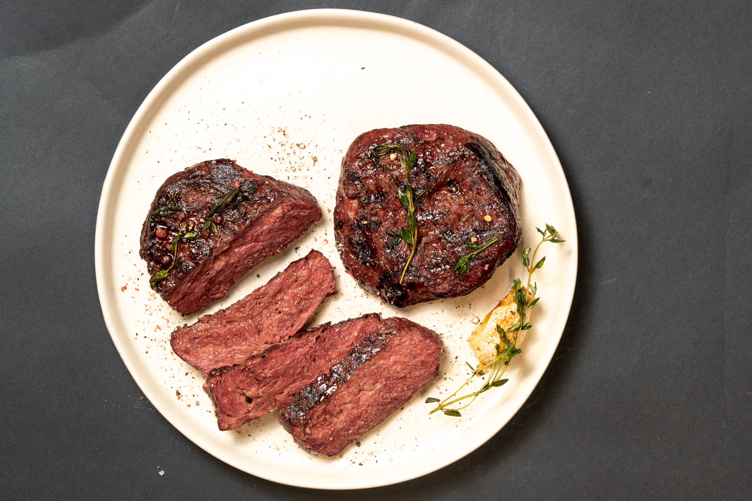 Planted lance le premier steak issu d’un nouveau processus de fermentation et ouvre un nouveau site de production
